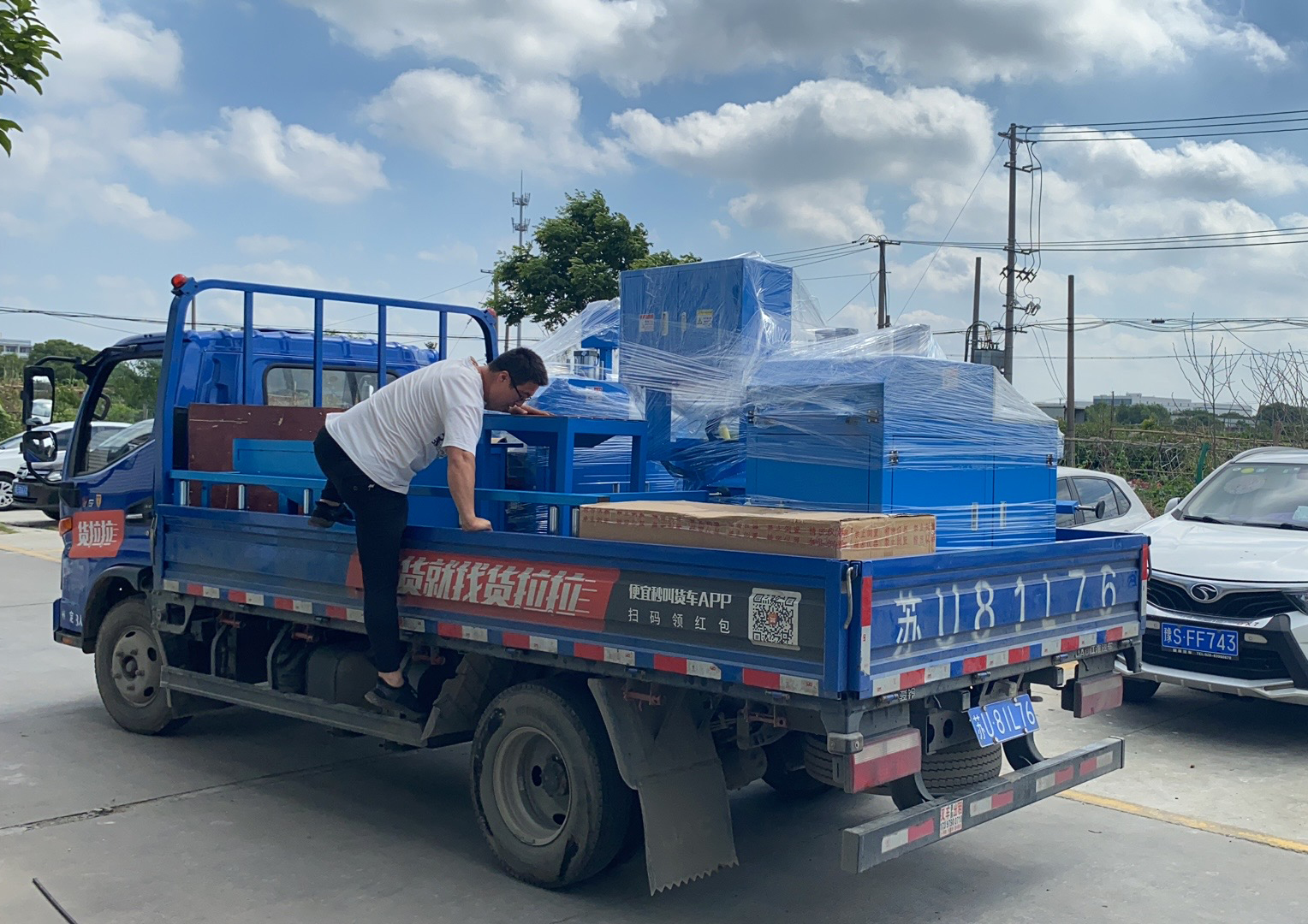 【上?！靠蛻衄F(xiàn)場使用SDY-Q450鋸切機(jī)切割特斯拉汽車零配件